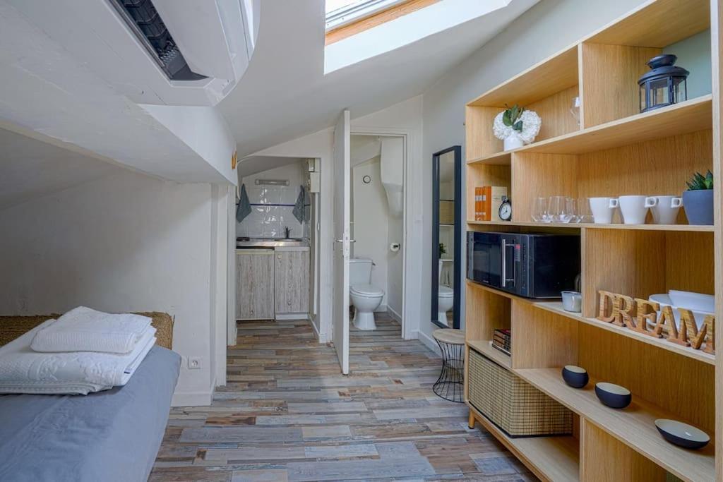 Studio Sous Les Toits Tres Bien Place Et Climatise Montpellier Exterior foto
